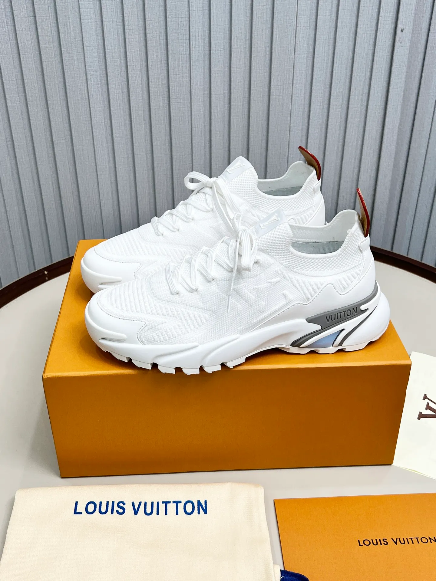 Top version: 560💰 LV Louis Vuitton L Jialu brand Runner Tatic series thick-soled casual sports shoes running shoes Original purchase development and production This LV Runner Tatic sports shoe is blended with fly-knit fabric material to interpret the inspiration of traditional mountaineering shoes. The LV letters are written on one side, the Louis Vuitton logo, and the light and wear-resistant rubber outsole complete the whole package. The delivery counter is exquisitely packaged🛍📦 ▪️Fabrics: Original imported custom fly-knit fabric ▪️Inner lining: Original custom-made breathable mesh ▪️Sole: Original molded anti-slip rubber combination material ▪️Sole thickness: 4CM ▪️Size: Men's 39-45